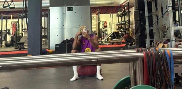 世体:亚马尔晒在健身运动练习      房复健    的照片,为对阵巴黎的赛事  做准备