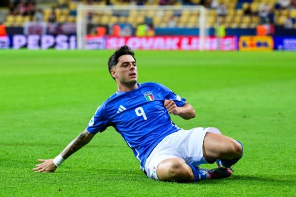 斯基拉:那不勒斯将与22岁前场球员安布罗西诺续约至2030年