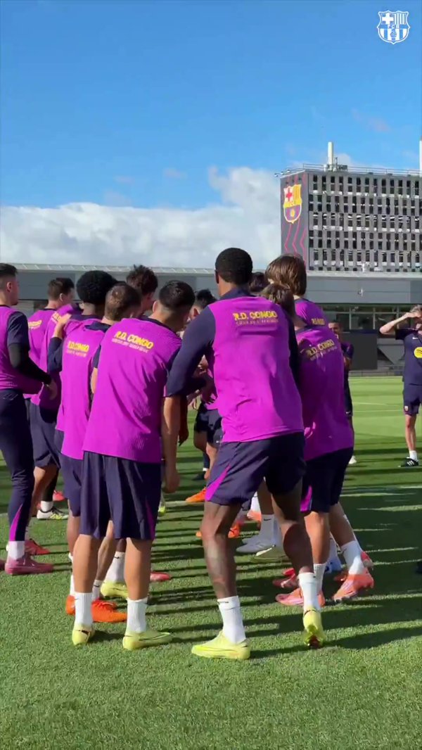 好消息！拉菲尼亚、费兰-托雷斯回归练习  ，接受队友拍打欢迎