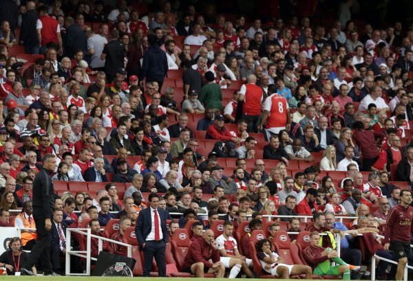 TA：球迷时常唱“英超真腐败”，表达对票价飞涨、职业联赛  政策的不满